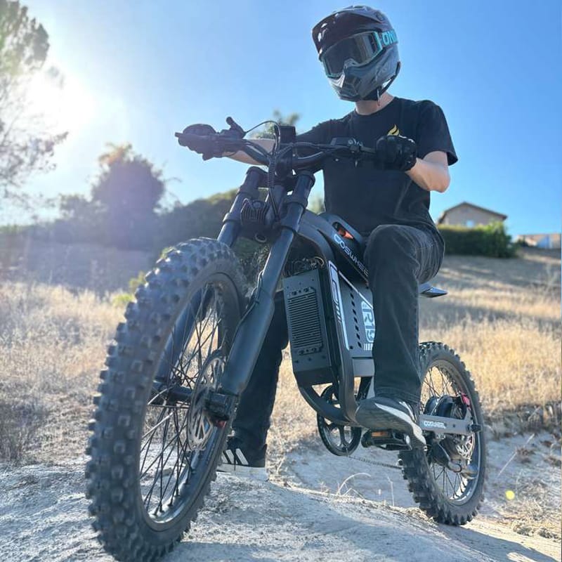 COSWHEEL R19 electric off-road bike rider